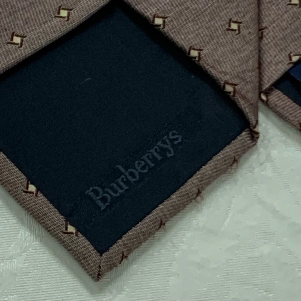 Burberry Brown Silk Tie with Classic Pattern